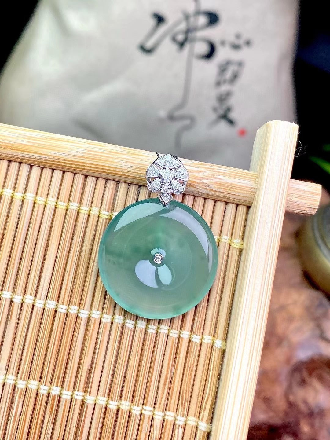 Pendentif en jade en forme de donut en jade naturel de grade A